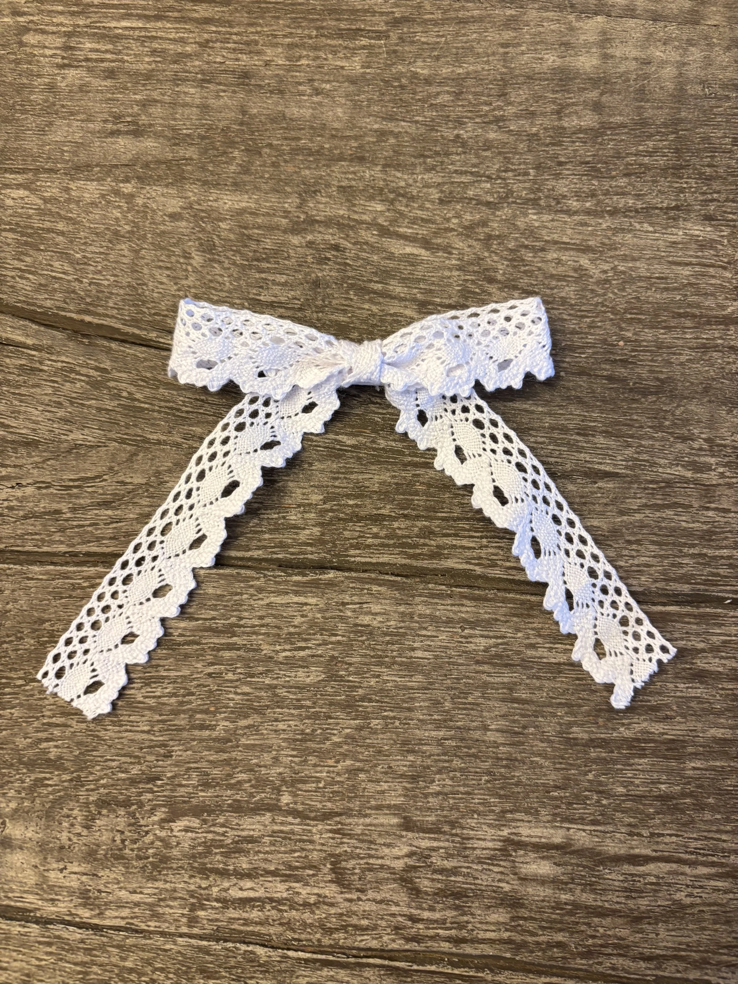 Lace Bow Curved Edges