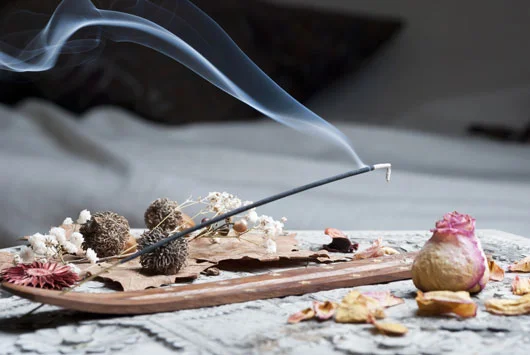 Tips-on-Burning-Incense-How-to-Pick-What-Kind-to-Burn-Photo2.jpg