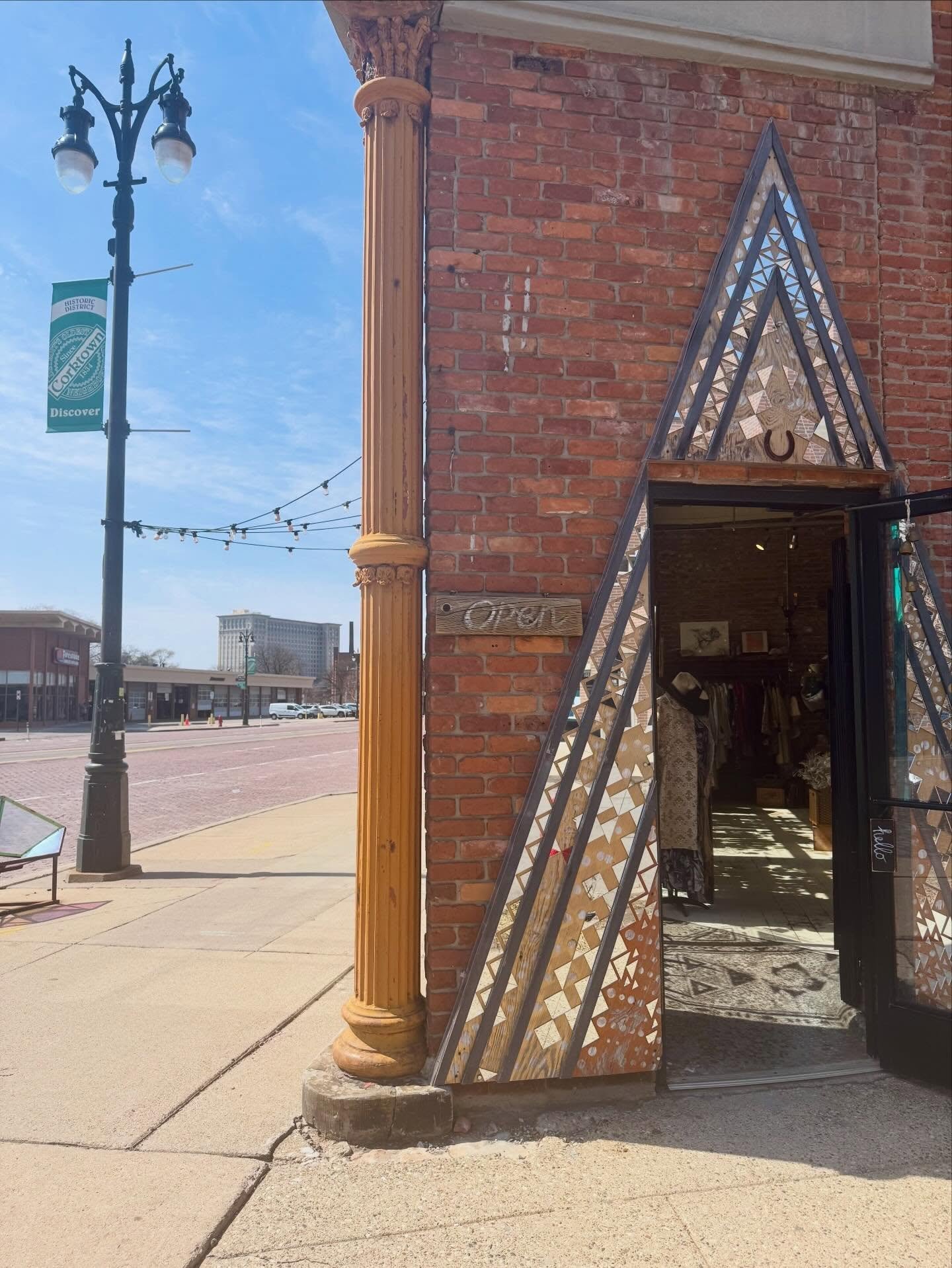 It&rsquo;s a door open kind of Monday ✨🌞✨

See you 1-6 today 🪩