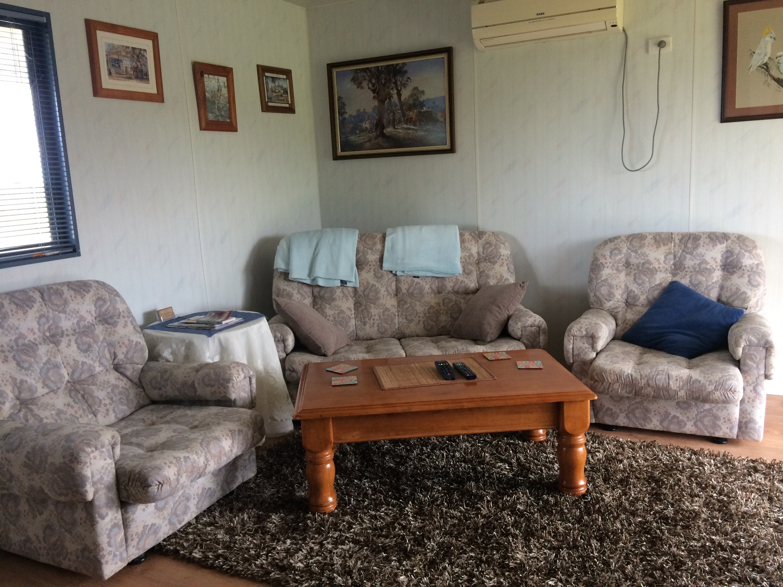 Comfortable lounge room, large widescreen TV, DVD player, board games to keep the family amused. Board and card games to challenge you!