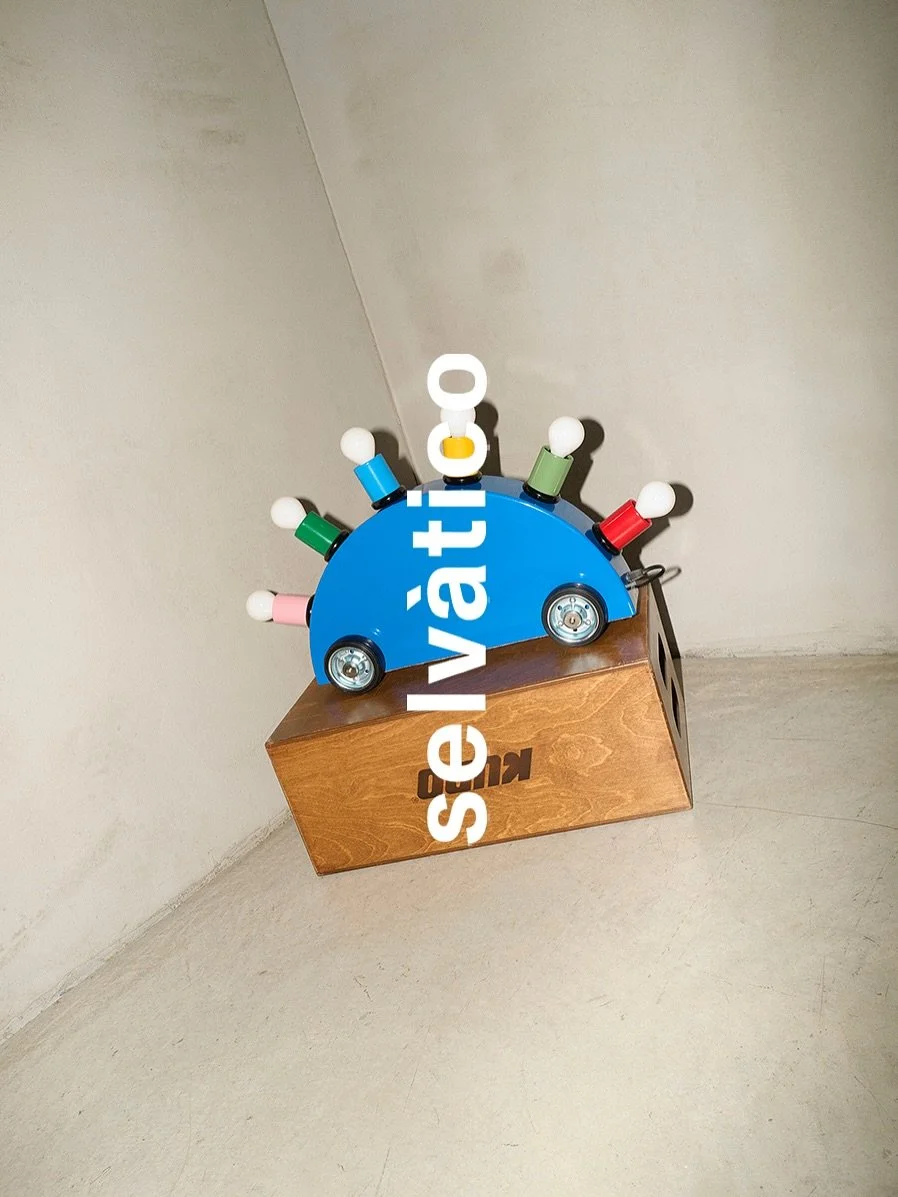 'Lampade Comodini' 
Fotografie Simon171
Set design Selv&agrave;tico

&bull; Super, lampada - Martine Bedin, 1981, Memphis.
Apple box - Kupo
&bull; NH1217, lampada - Neri&amp;Hu, Artemide.
Kero, tavolino - Maddalena Casadei, Artesanos
&bull; Flashligh