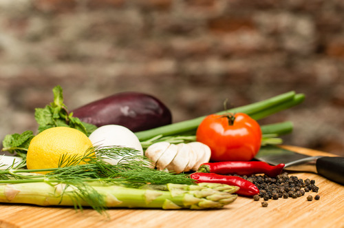 Producten Dende zoekt het dichtbij; wij werken zoveel mogelijk met lokale leveranciers waar wij onze seizoensproducten kunnen inkopen en kwaliteitseisen mee kunnen afstemmen. Het verse product staat in het middelpunt en blijft altijd herkenbaar. De lokale biologische producten worden op traditionele wijze bereid met een grote variatie in smaak en beleving. Wij bieden de mogelijkheid om aan specifieke dieetwensen tegemoet te komen (bijvoorbeeld glutenvrij). 