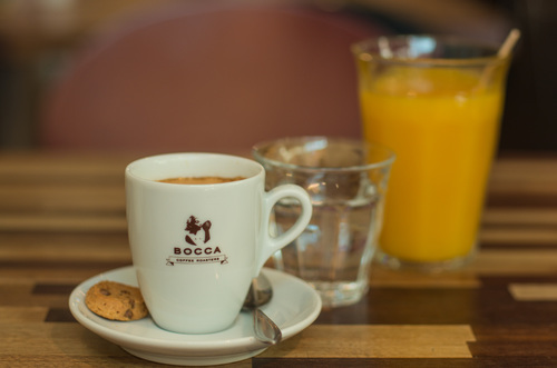 Koffie De eerste beschrijvingen van het woord “koffie” vermelden allemaal dat het zijn oorsprong heeft in Ethiopië (het oude Abessinië). Onze Gusto Blend van Bocca is biologisch en bestaat naast drie koffies uit Ethiopië, ook uit een Braziliaanse koffie. De verschillende koffies worden los van elkaar gebrand en vervolgens gemengd. Door de hoeveelheid aan Ethiopische koffie in de Gusto Blend is dit een fruitige en onweerstaanbare espresso in al onze koffies!