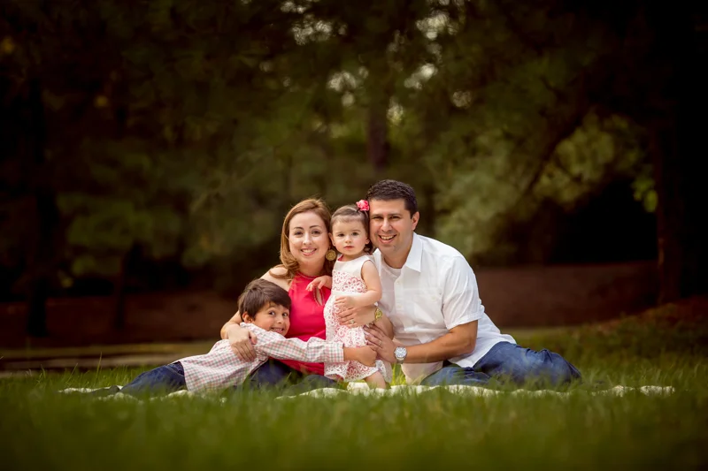 candid family posing