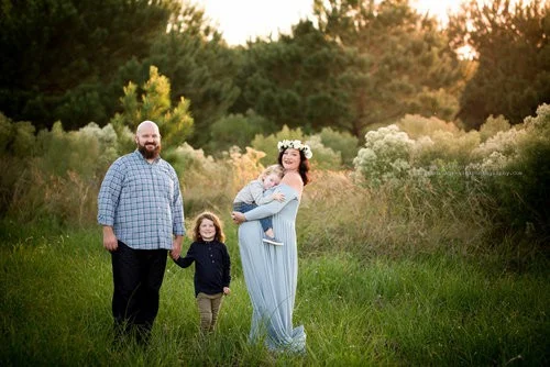 Outdoor pregnancy portrait golden hour