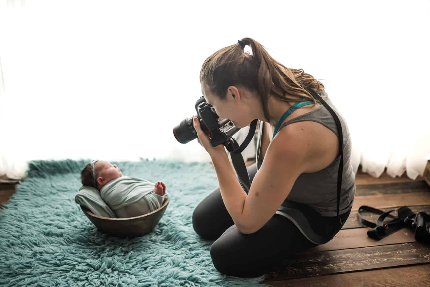 Fotoğraf Öğreniyoruz: Yenidoğan Fotoğrafçılık Hakkında Her Şey. Bu kurs ile yenidoğan, doğum ve bebek fotoğrafçılığı ile ilgili tüm bilgiyi kısa sürede öğreneceksiniz. Kurs gerçek fotoğraf çekimi esnasında hazırlanmıştır. Bu sayede kendinizi eğitmenin yanında hissedeceksiniz. Hem çekim öncesinde yenidoğan hazırlığı, hem çekim sırasında fotoğraf makine kullanımı, hem dee çekim sonrasında Photoshop CC uygulaması ile fotoğraf düzenleme tekniklerini öğreneceksiniz. Yenidoğan fotoğrafçıların vazgeçilmez detaylı kılavuzu niteliğinde güzel bir kurs.