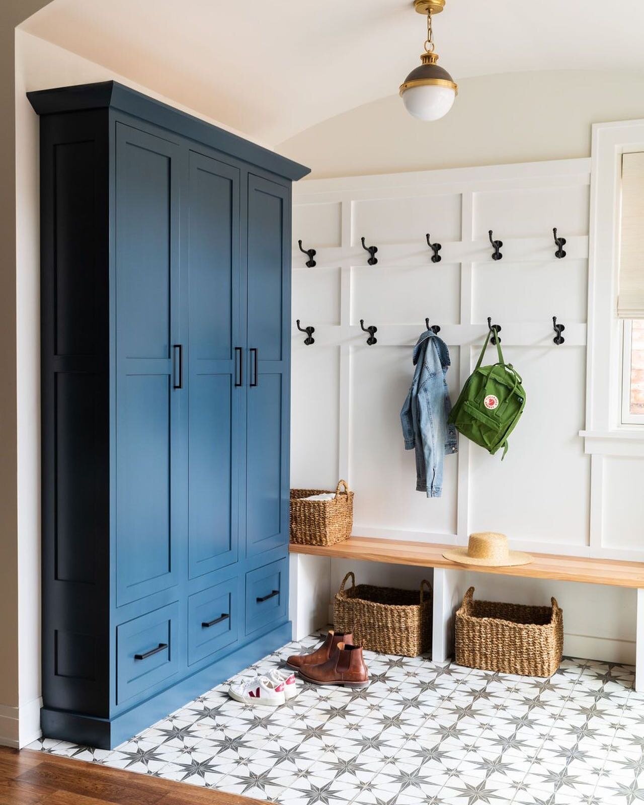 The blue cabinet in this mud room was a great idea!
.
.
.
.
.
.
.
#chicago #chicagointeriordesign #chicagogeneralcontractor #generalcontractors #interiordesign #carpentry