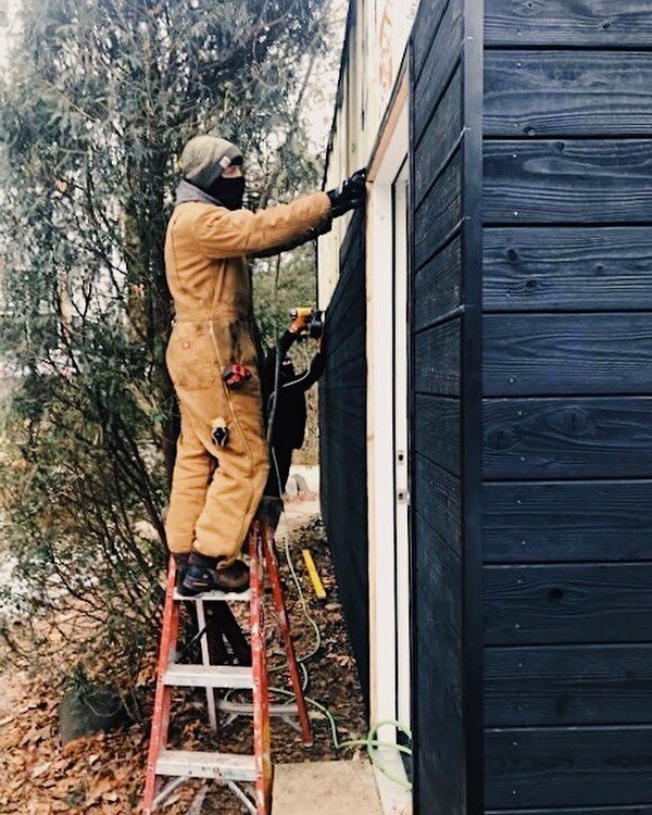 Brian and Matt getting some work done installing shou sugi ban siding from @nakamotoforestry 
.
.
.
.
.
.
.
.
#chicago #generalcontractorchicago #generalcontractors #carpentry #shousugiban