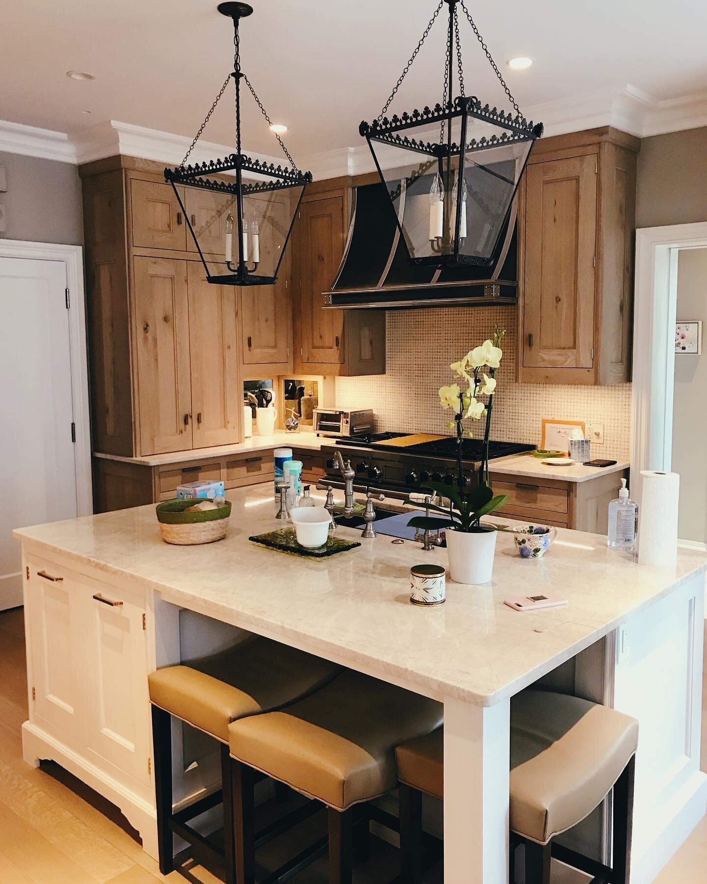 We loved working on these kitchen cabinets with @obrienharriscabinetry swipe to see before!
.
.
.
.
.
.
.
.
.
.
.
.
#chicago #generalcontractors #generalcontractorchicago #customcabinets #interiordesign