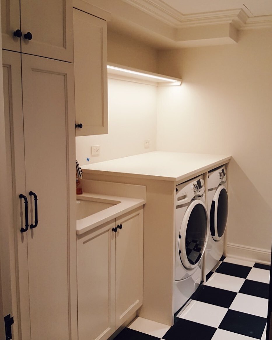 Nice little laundry room! 
.
.
.
.
.
.
:
.
#chicago #chicagoarchitects #generalcontractor #carpentry #customcabinets