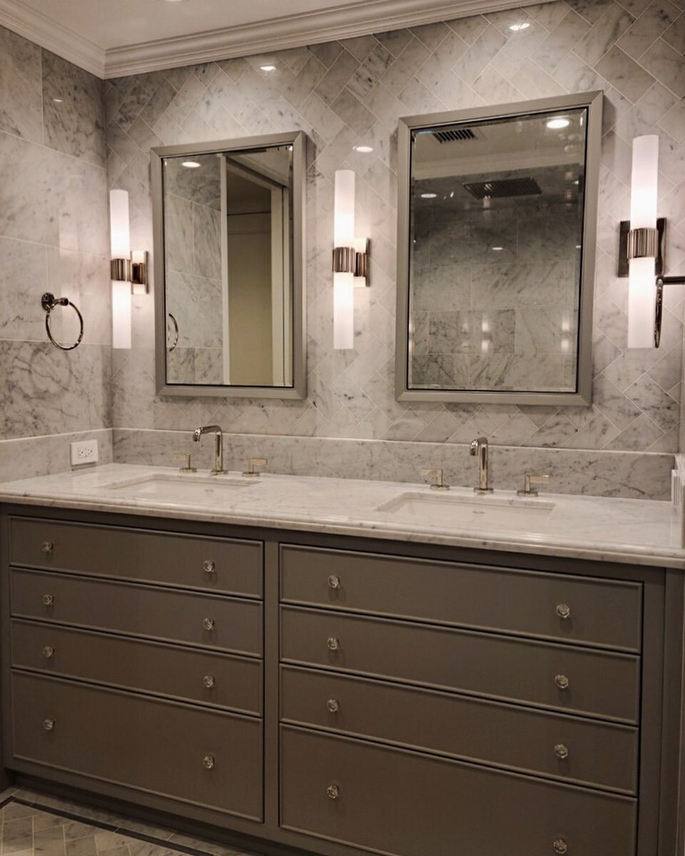 Double vanity in the primary en suite bathroom. That tile work...very nice!
.
.
.
.
.
.
.
.
#chicago #generalcontractor #carpentry  #chicagointeriordesign #tiledesign #customcabinetry