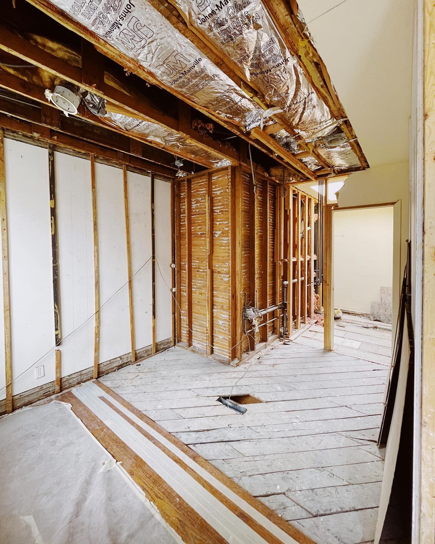 Update on the primary bath remodel, demo is 90% done. We have started laying out and look forward to framing soon!
.
.
.
.
.
.
.
.
.
#chicago #generalcontractor #generalcontractorchicago #demo #framing #carpentry #custombathroom