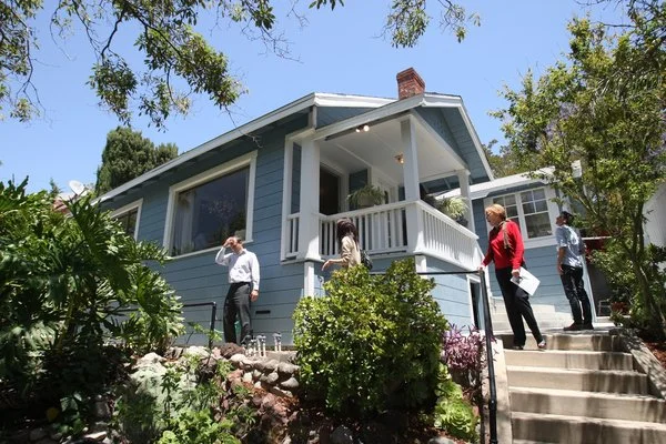 Santa-Monica-real-estate-agents-showing-nice-Santa-Monica-house-for-sale-to-some-home-buyers..jpg