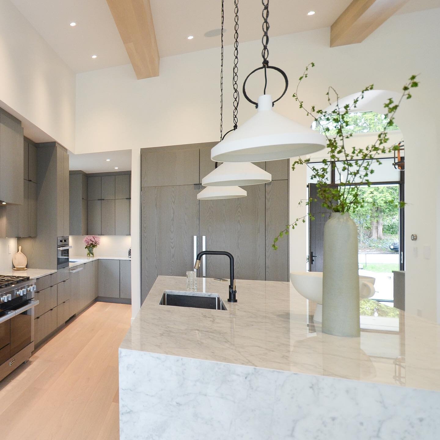 1 of 2 | A modern kitchen with a traditional twist. By mixing these two styles, this minimally traditional home creates a relaxed and inviting feel and makes a statement. 
.
We still can't get over these beams! 😍
.
.
.
⠀⠀⠀⠀⠀⠀⠀⠀⠀
#kitchen #customnewb