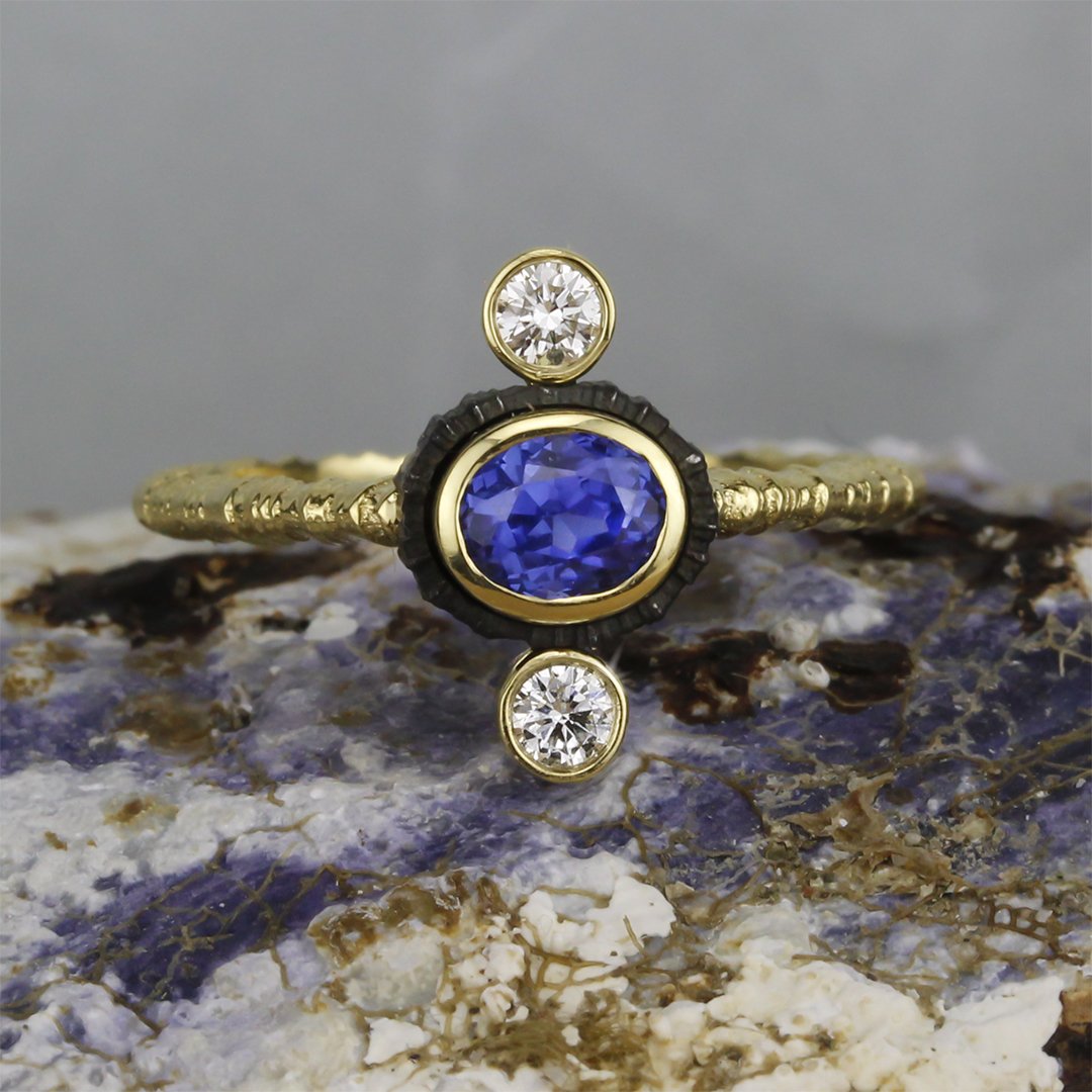 Chroma_ring_3stone_vertical_oval_blue_saph.jpg