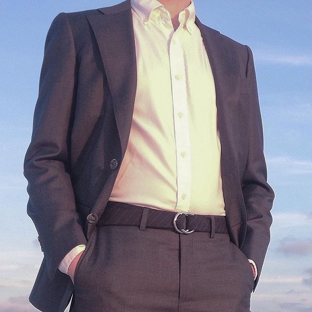The new banker wears a belt 😉 not a tie