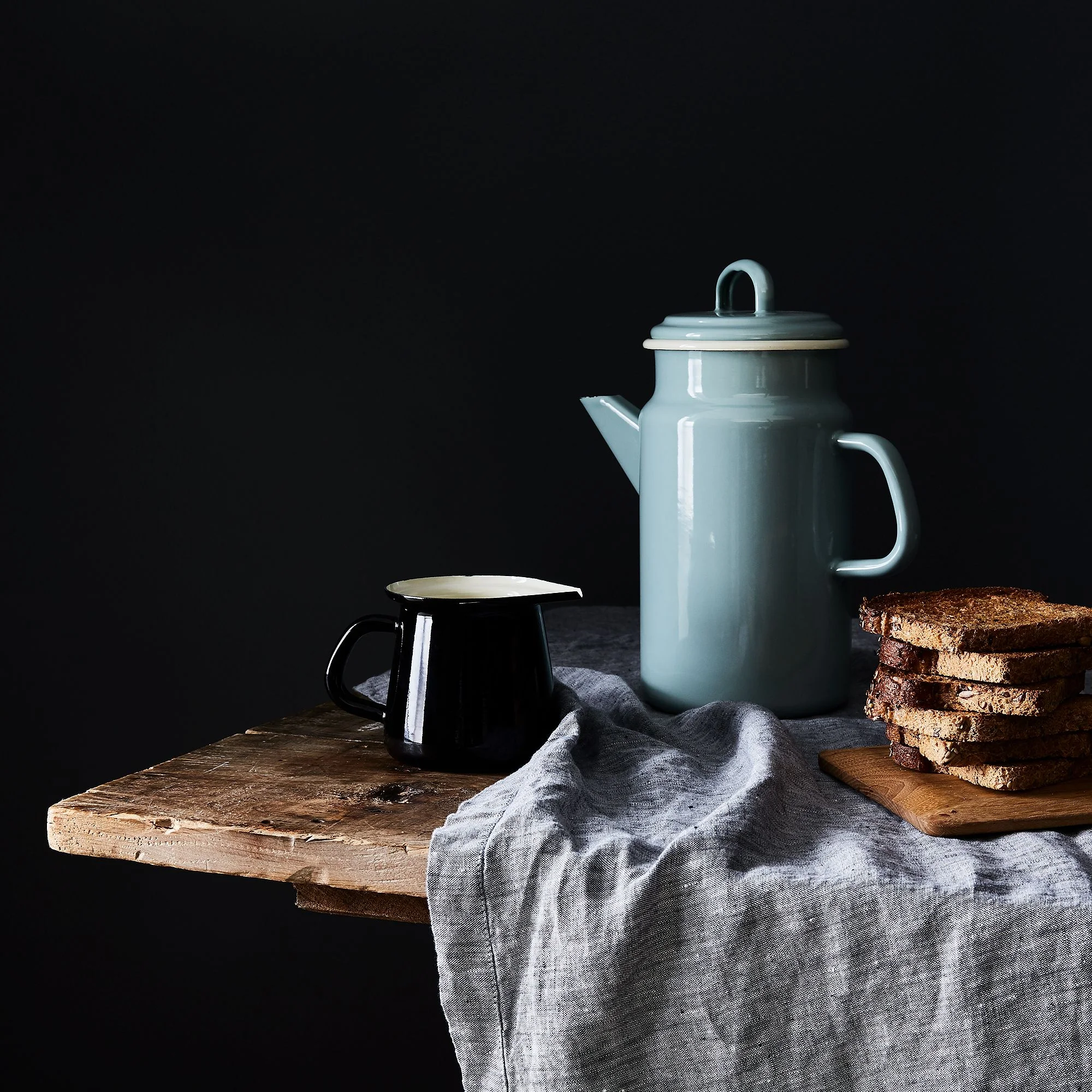08bce4fb-c157-44b6-b268-526fdc777b26--2016-1031_dexam-home_enamel-coffee-pot_mid_bobbi-lin_11475.jpg
