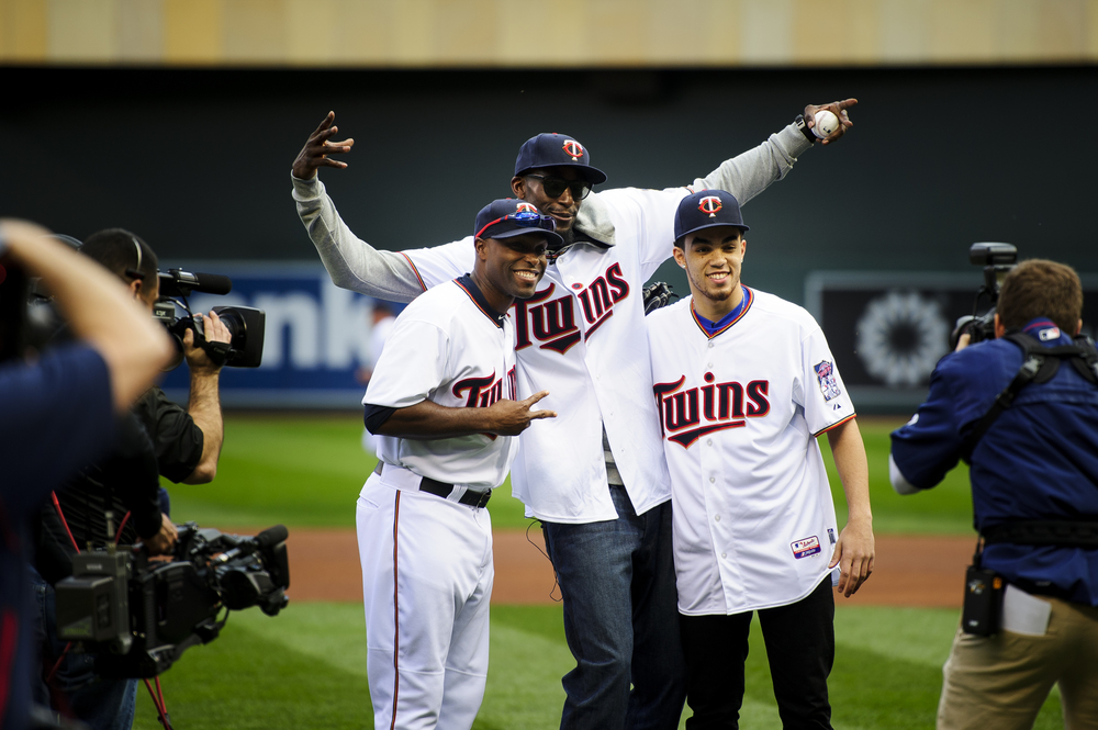  Torii Hunter #48 of the Minnesota Twins poses for a photo with Tyus Jones of the Duke Blue Devils and Kevin Garnett of the Minnesota Timberwolves after a ceremonial pitch before the home opening game between the Minnesota Twins and the Kansas City R