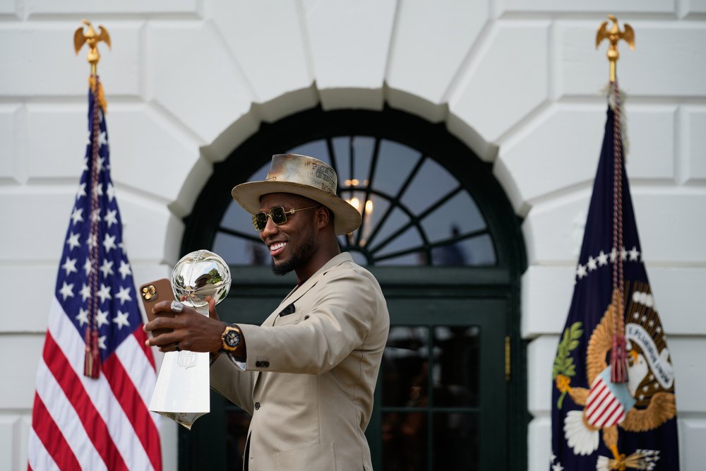  Kansas City Chiefs’ Carlos Dunlap takes a selfie as he attends a celebration of the Kansas City Chiefs’ Superbowl LVII championship, Monday, June 5, 2023, on the South Lawn of the White House.  (Official White House Photo by Hannah Foslien)  