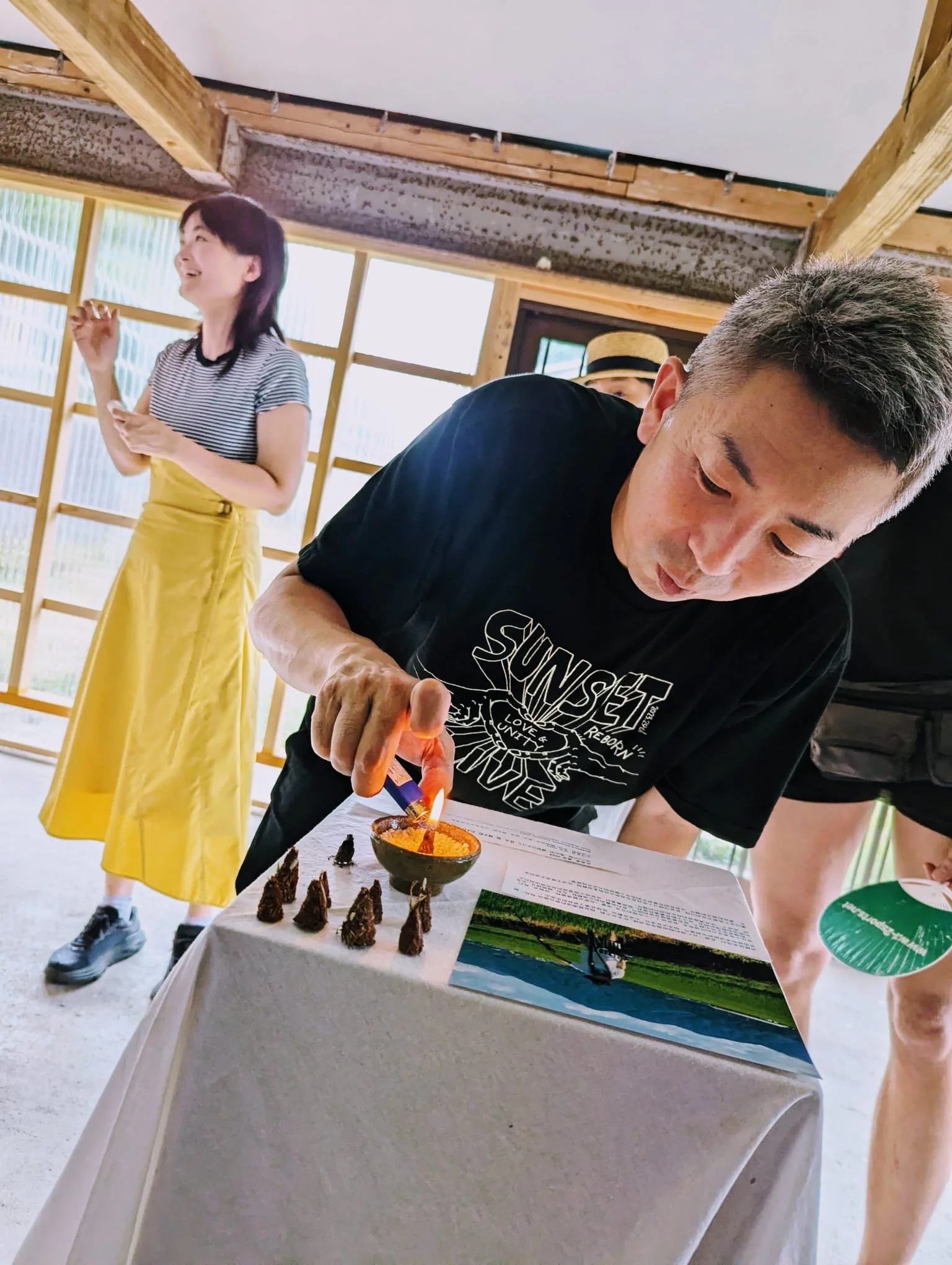  Upon arriving in Itoshima, I was welcomed by a vast sea of rice paddies. The fields are “pre-steamed” by the humid summer heat before the harvest, releasing the rich aroma of ripening rice. The rice is cooking, the land is quaking, and the earth fee