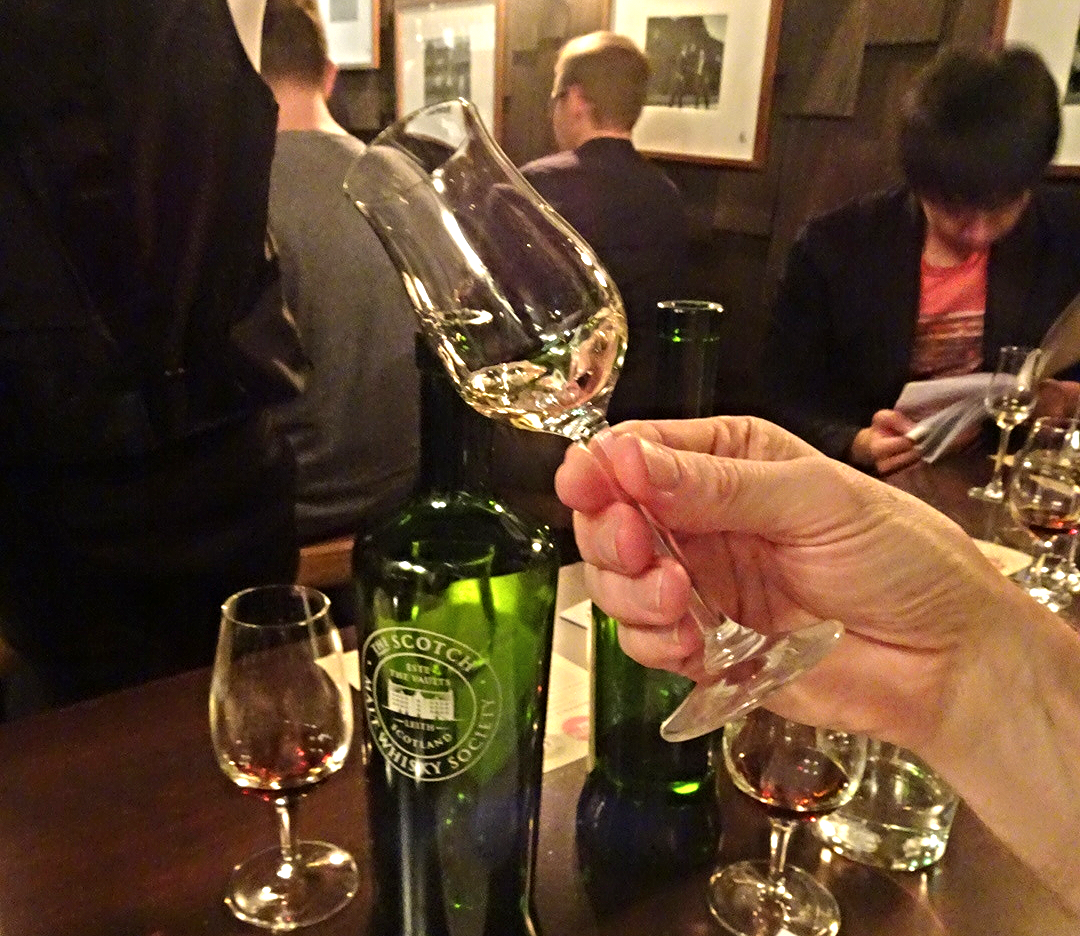 Bar White Oak drinking whisky