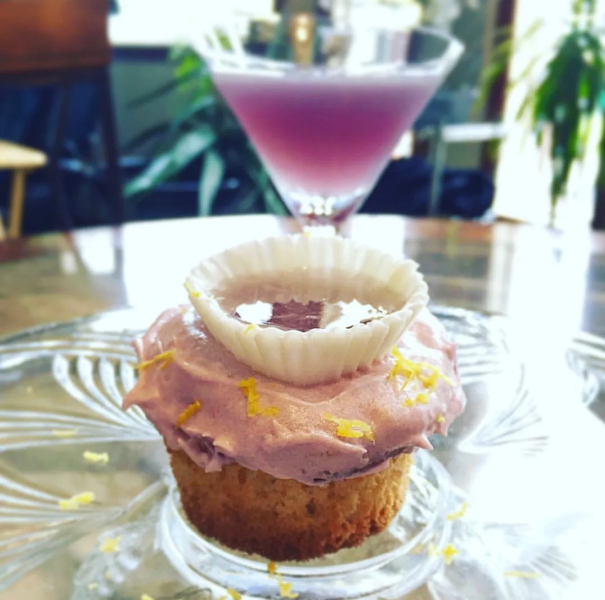 THAT Aviation cocktail cupcake - the cupcake base has creme de violette and maraschino liqueur in it, whilst the frosting has all the booze ingredients that make up the cocktail. Lastly, Carissa made an edible chocolate shot glass into which she put the Aviation cocktail itself (a mix of gink creme de violette, maraschino liqueur and lemon zest)