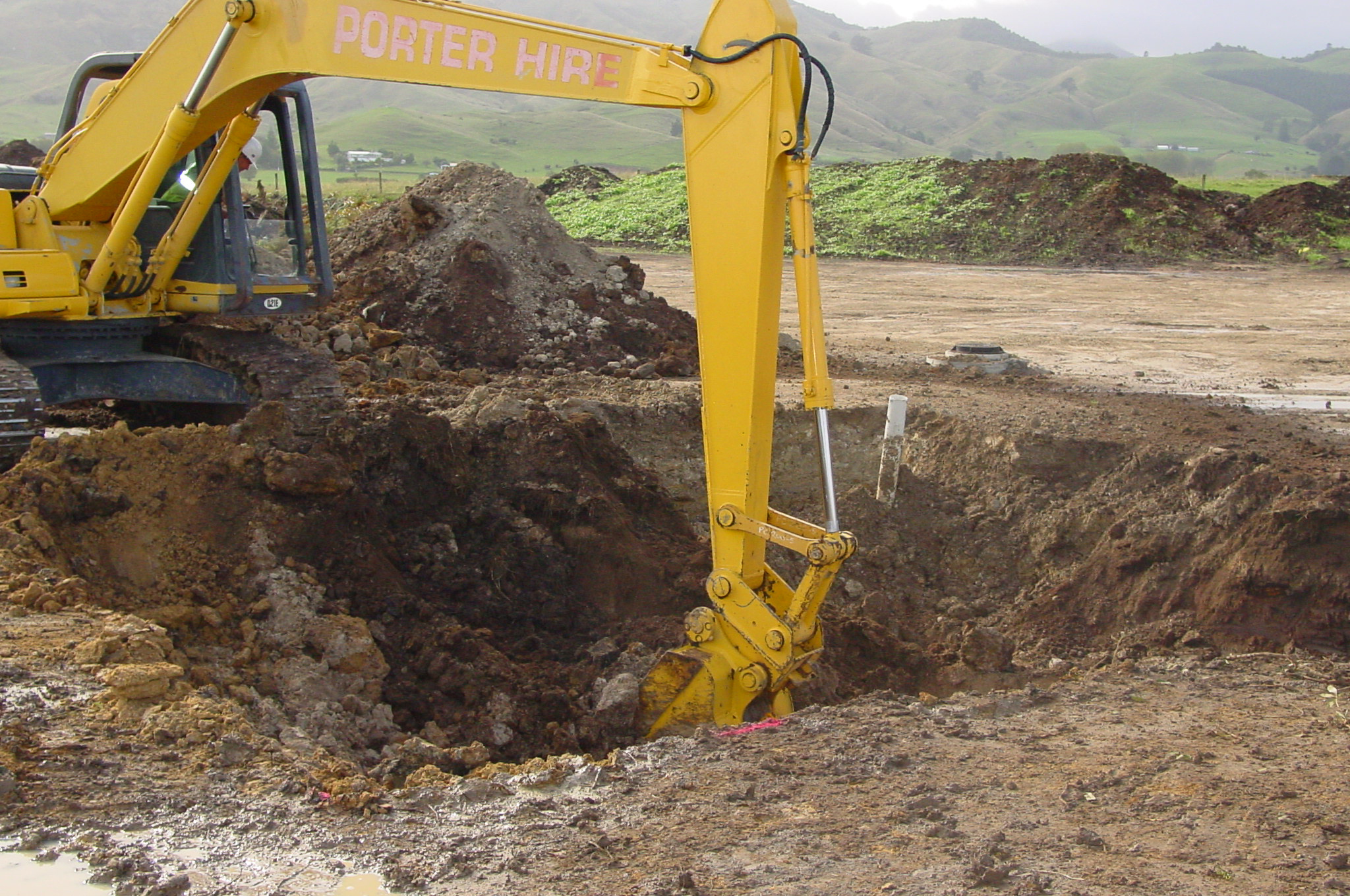 PaeroaDigging1 copy.jpg