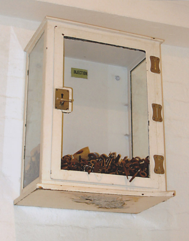 Injection cabinet