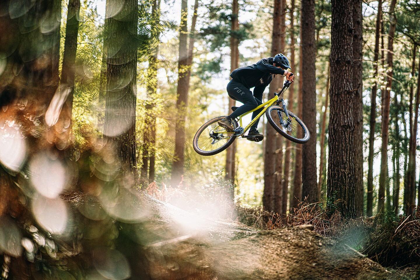 @harry_gascoyne floating amongst the trees at @woburn_bike_park.

@calibre_bikes