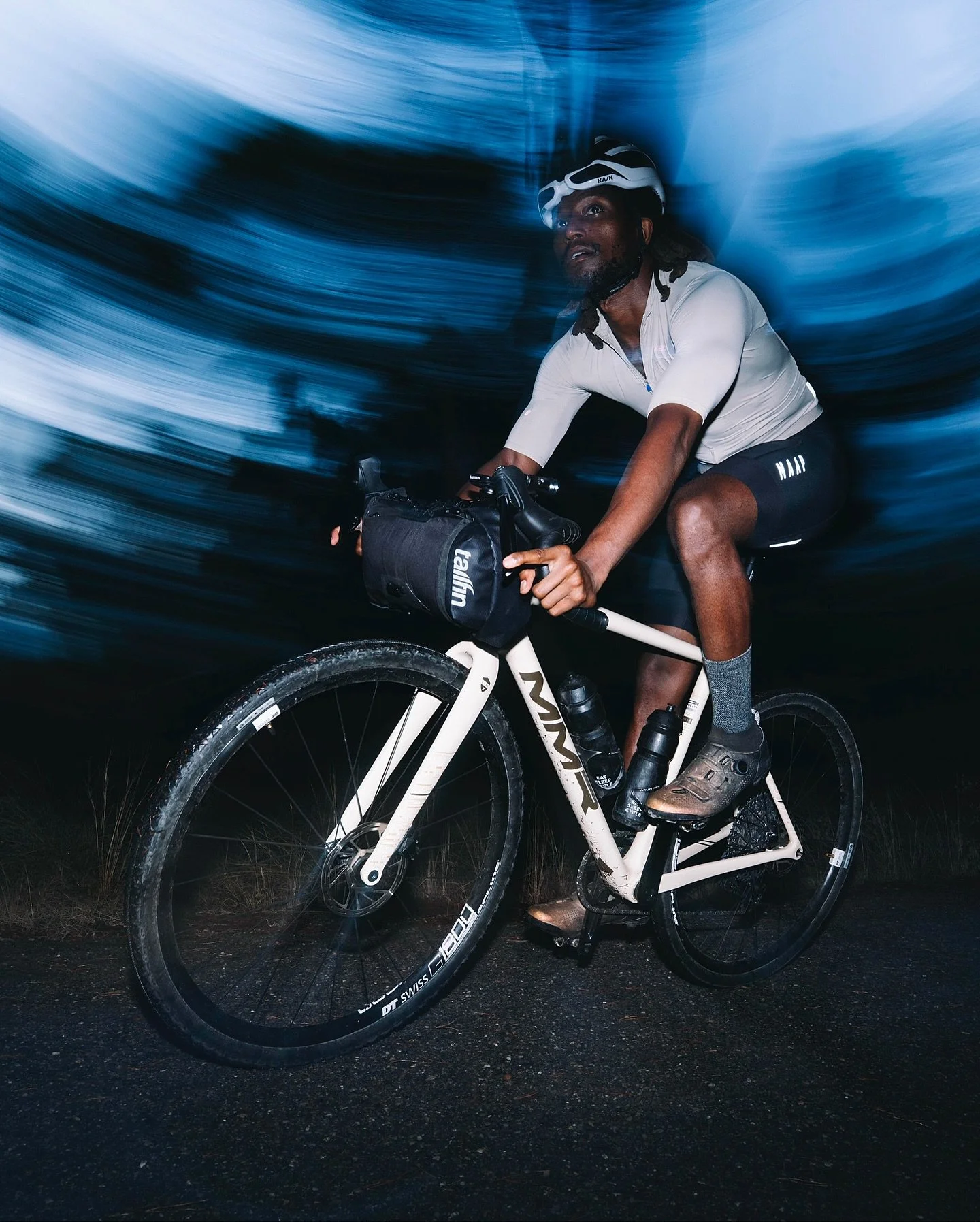 After dark in Girona with @seesmith_ for the launch of @tailfincycling&rsquo;s bar system.

#tailfincycling