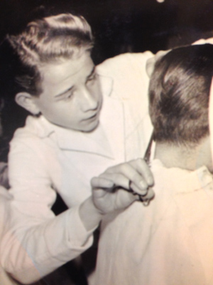 Georg Staudt jr. beim Preisfrisieren 1956