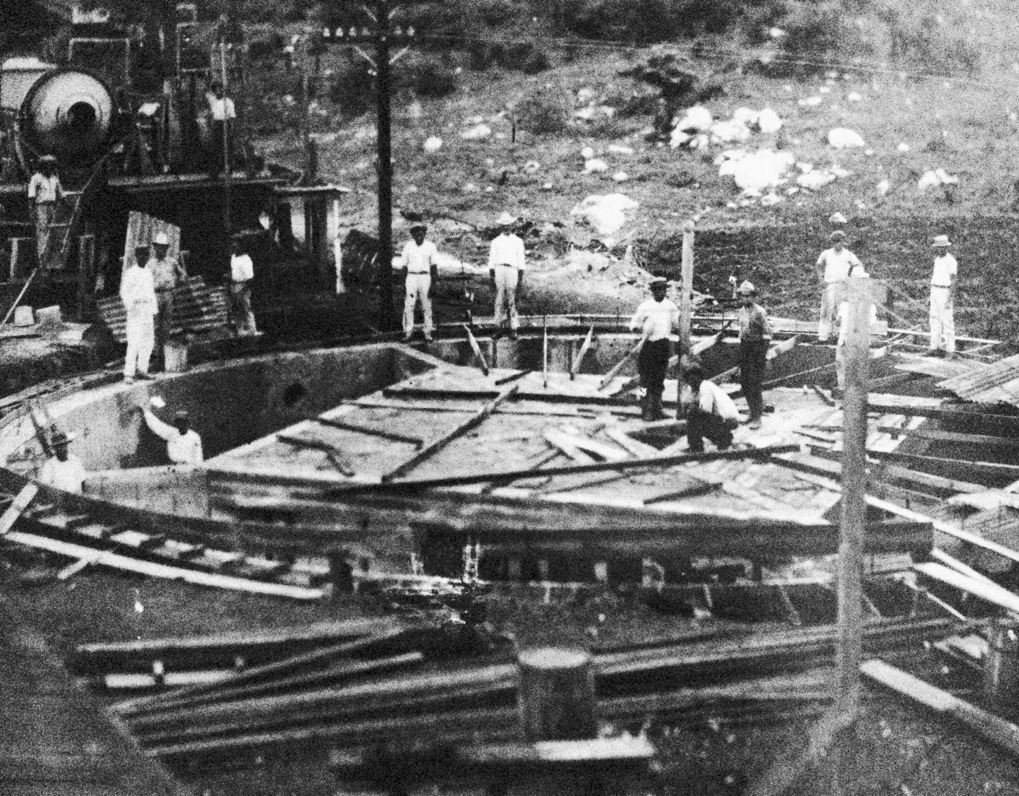 Construcción de un tanque de aceite combustible para el Ferrocarril en Lajas (1925)