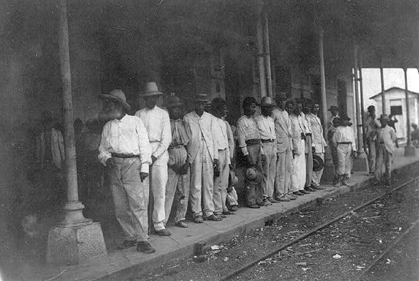 Esperando el tren en una estación ferroviária en Ponce, Puerto Rico (1898)
