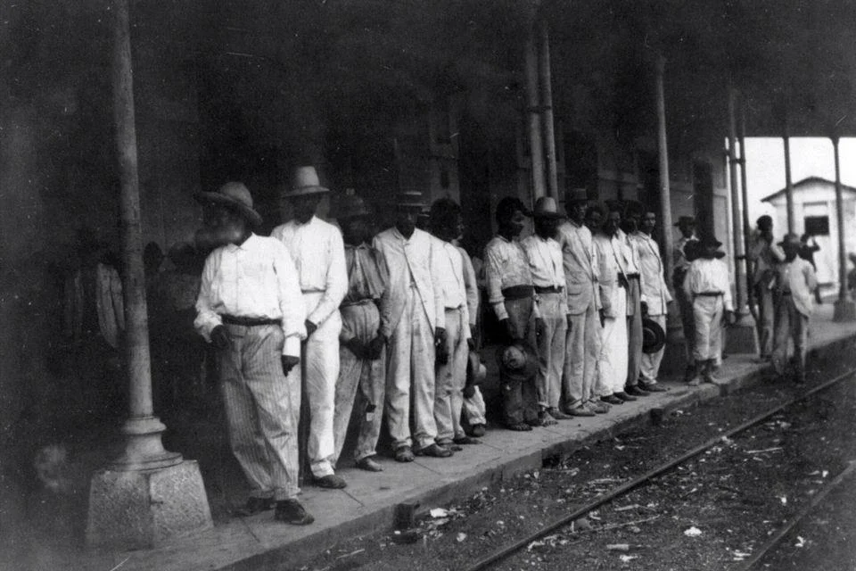 Esperando la llegada del Ferrocarril Ponce, Puerto Rico (c1910)