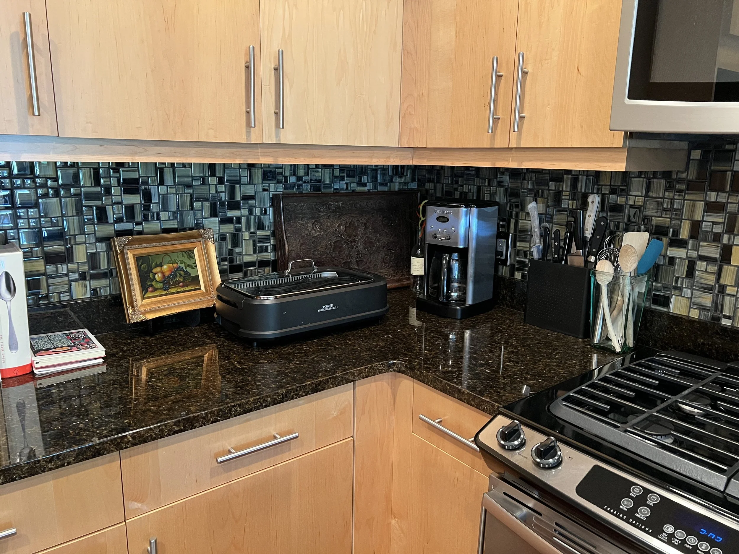 Kitchen Counter Left.jpeg