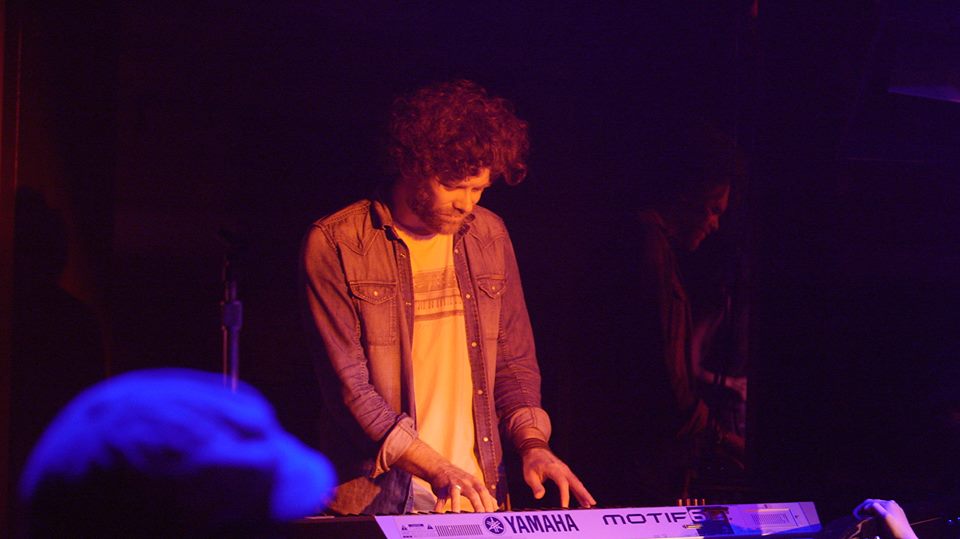 Simone Giuliani on keys. "マツゲ"ことプロデューサーのシモーネ・ジュリアーニ。マンデイさんとの相性はバッチリ。
