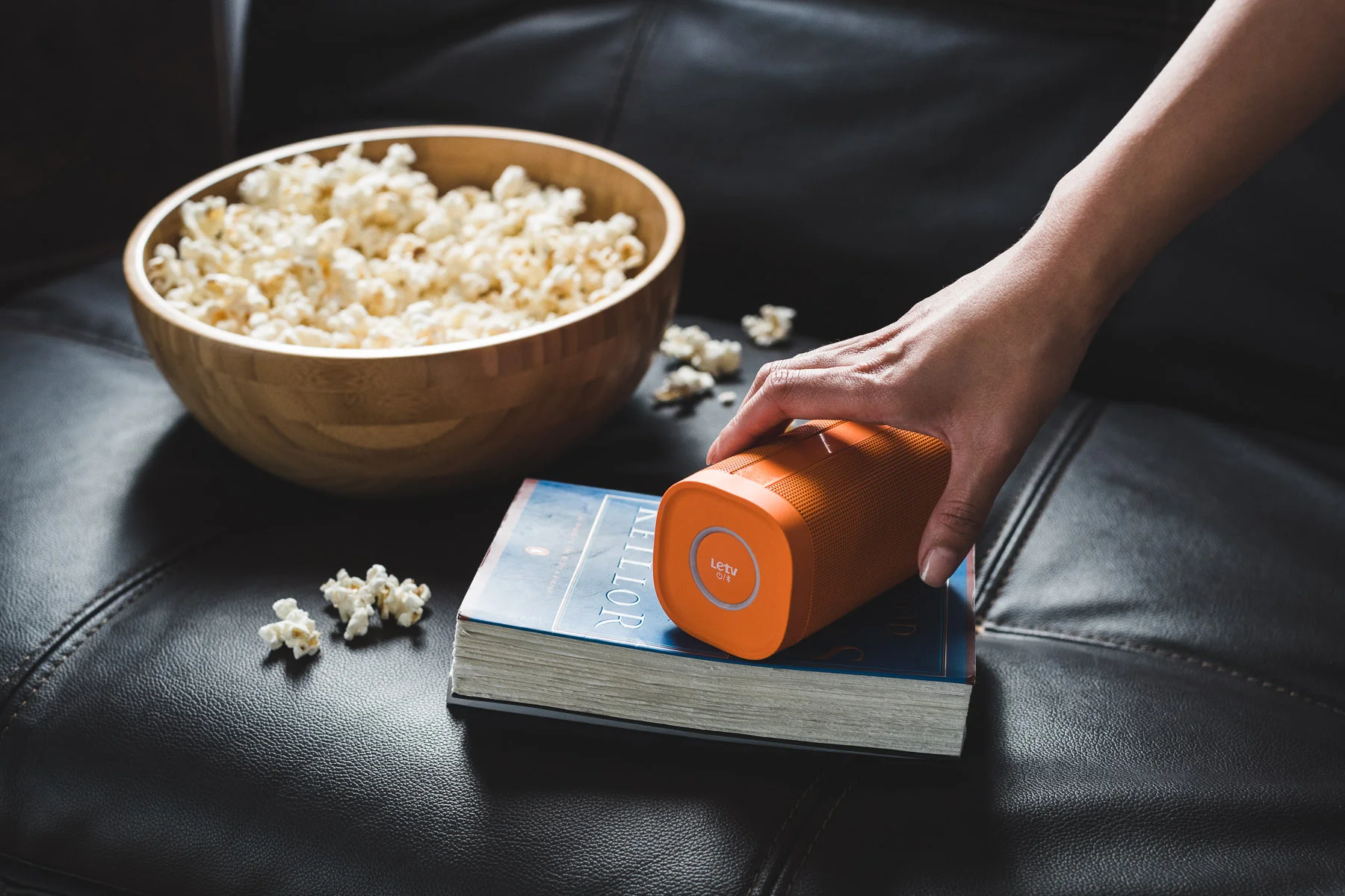Le Eco Speaker hand commerical phtography Vancouver california bay area los angeles technology hardware phones headphones popcorn production 