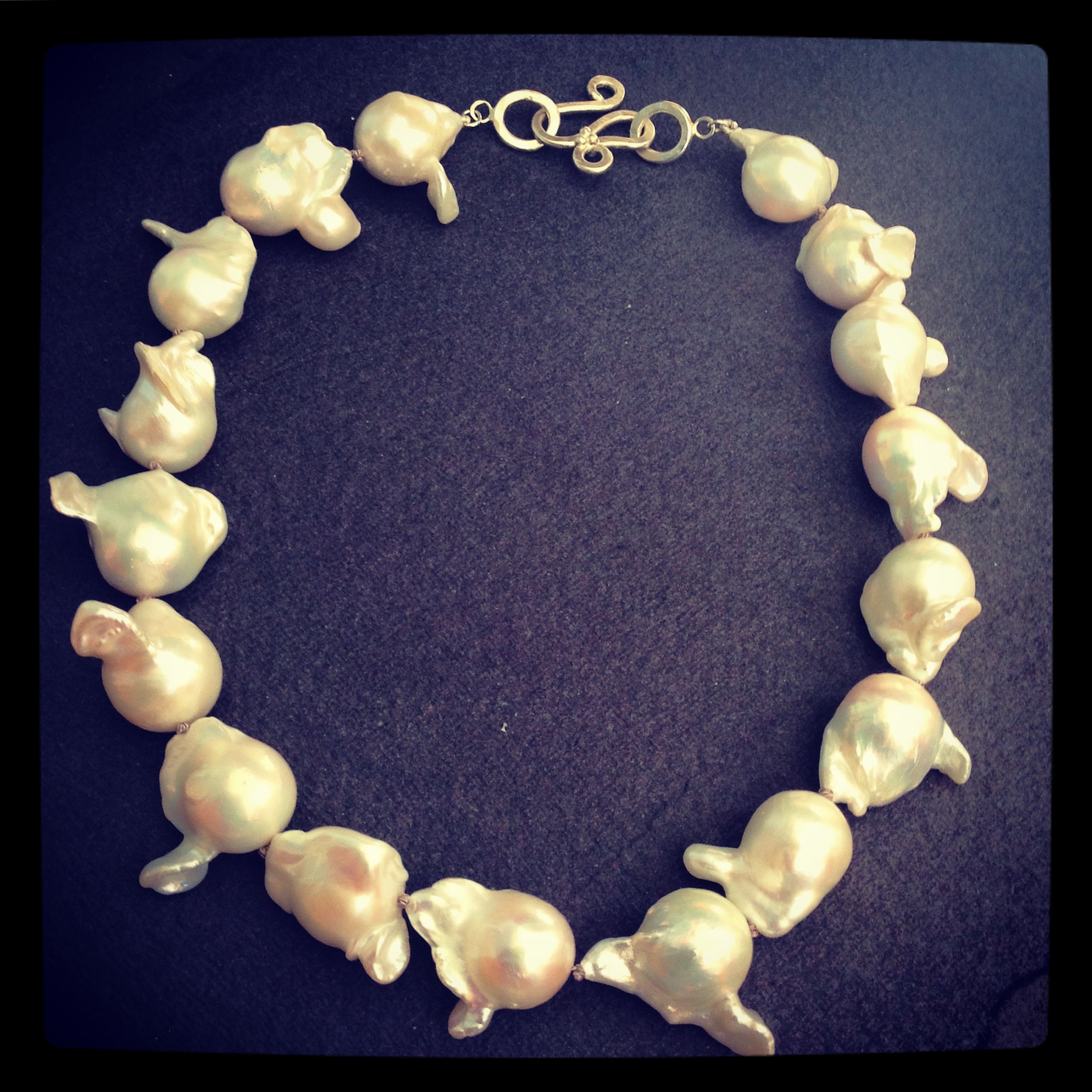 Baroque pearls with a white gold clasp
