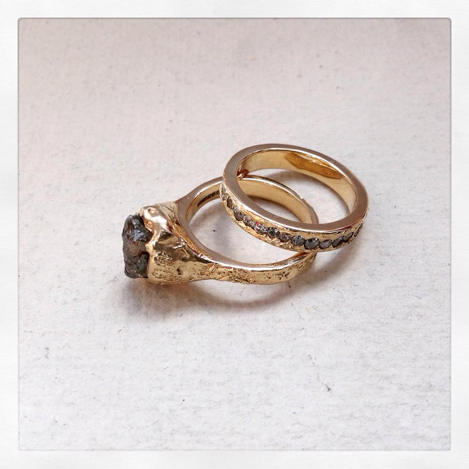 Rough diamond engagement ring & brilliant cut diamond wedding band set in 18 carat gold