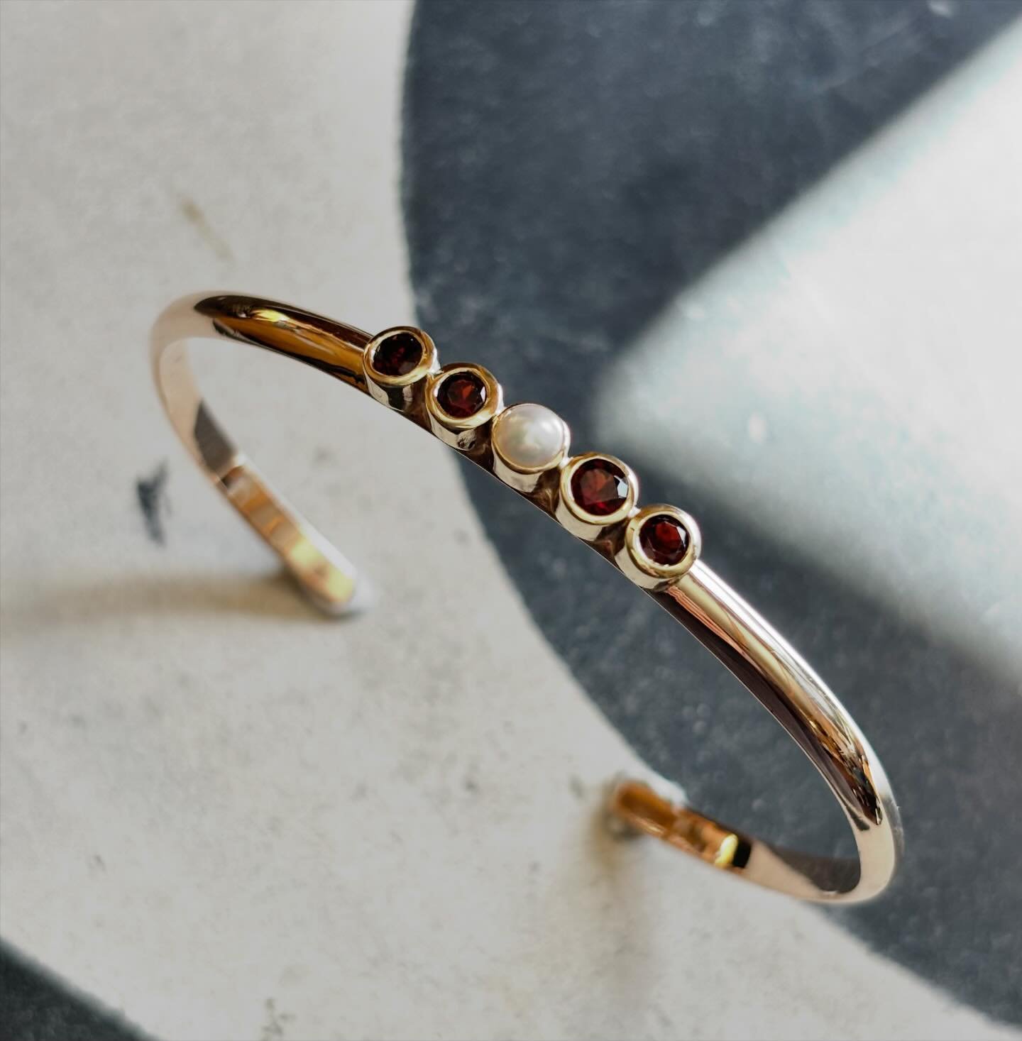 Simple Gold garnet and pearl cuff bangle, made using the customers own gold and stones. I think having a gold bangle is the ultimate treat!
#newfromold #jewelleryremodel #goldbangle #madefromscratch #madeinscotland #etsyseller #garnetsandgold