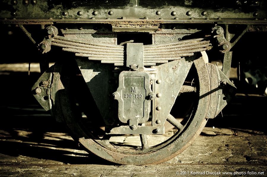 old_train_wheel_rust.jpg