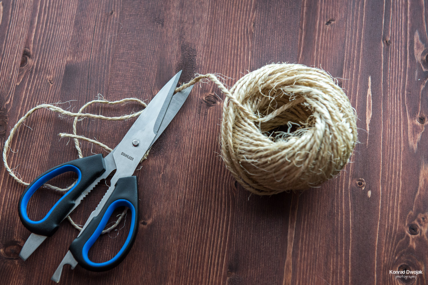 DIY Photo Rope - Cut the twine