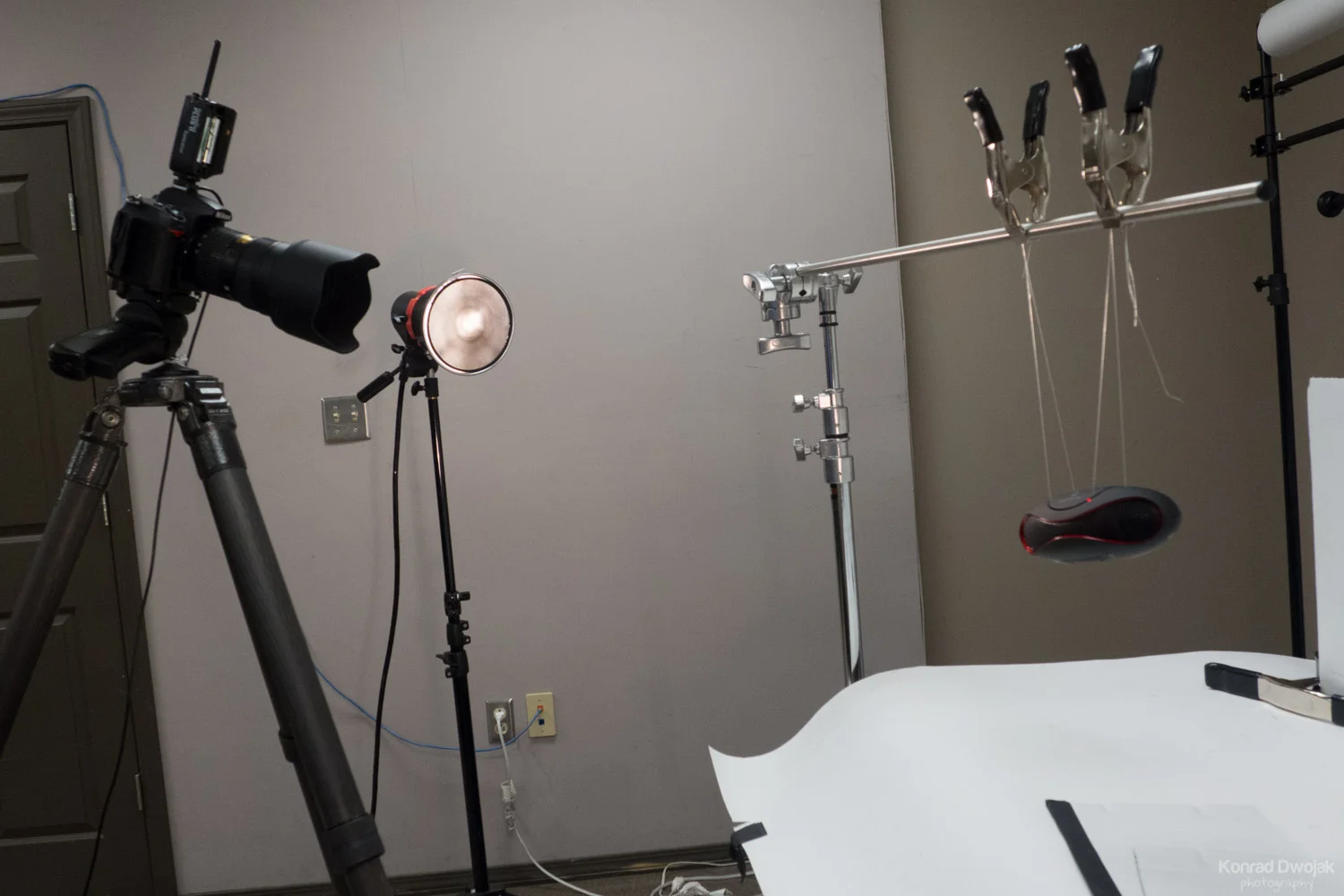 The flash head position on the left side with honeycomb grid