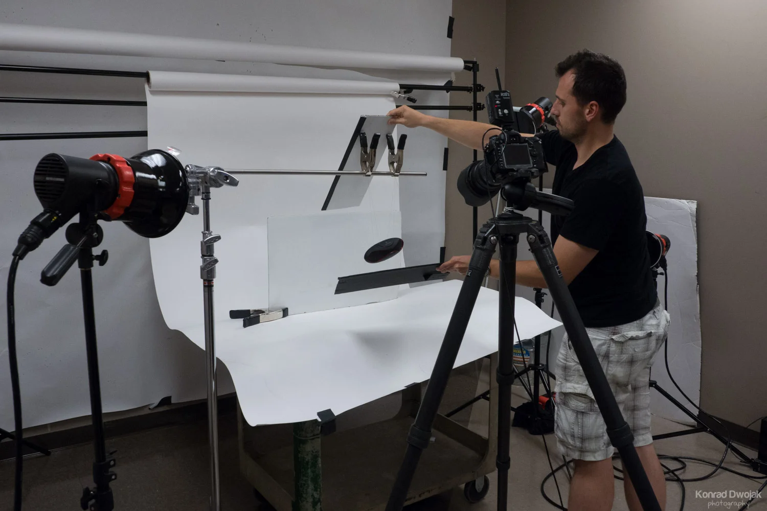 I used 2 white bounce cards to fill light on the top and the bottom of the product.