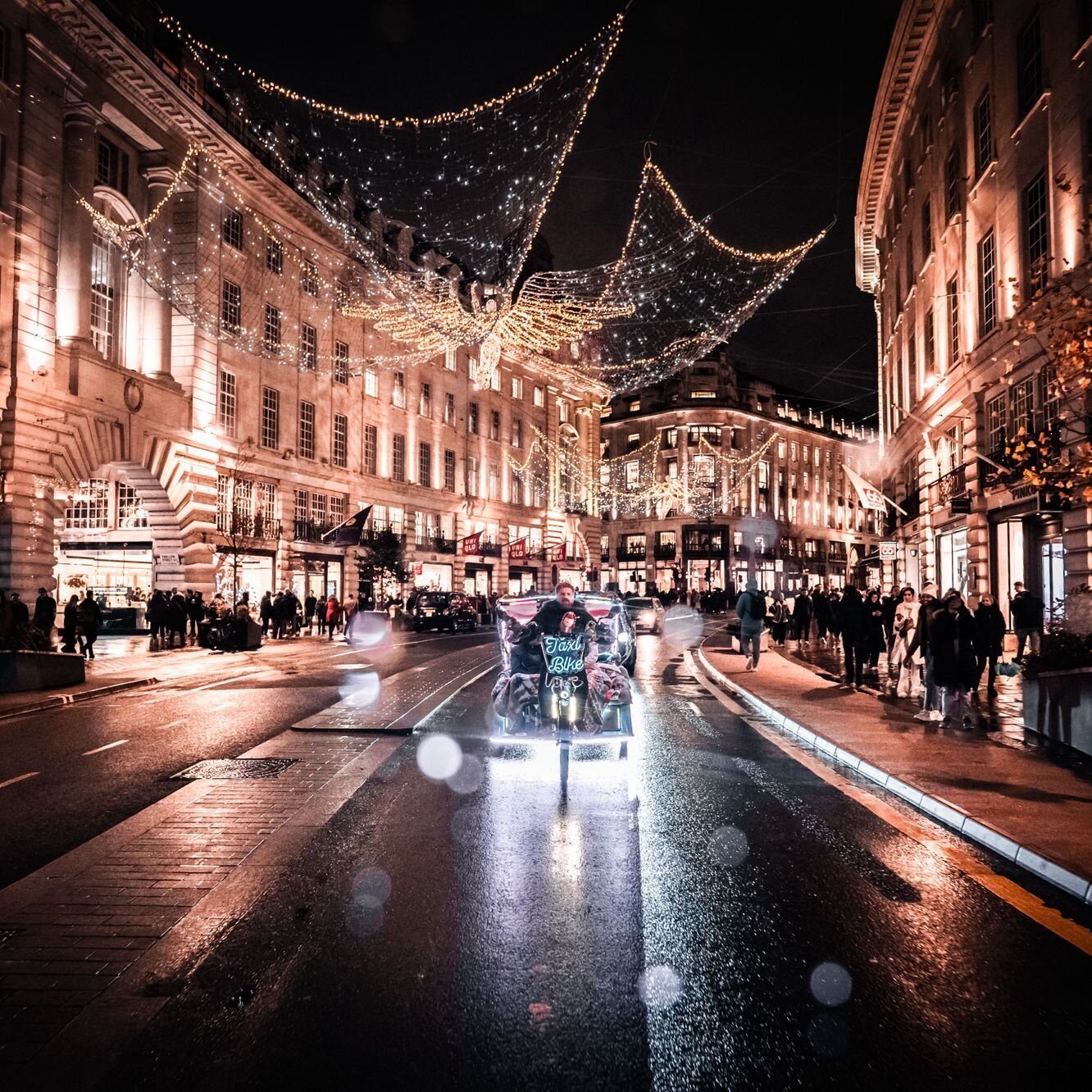 Riding through #picadilly during the holidays 

📷 #SonyA7iii