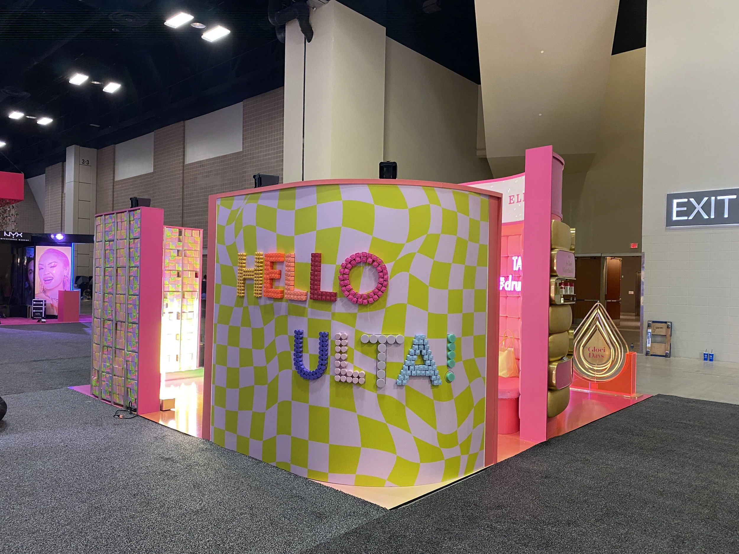 colorful-branded-pop-up-display-with-hello-juicy-scenic-wall.JPG