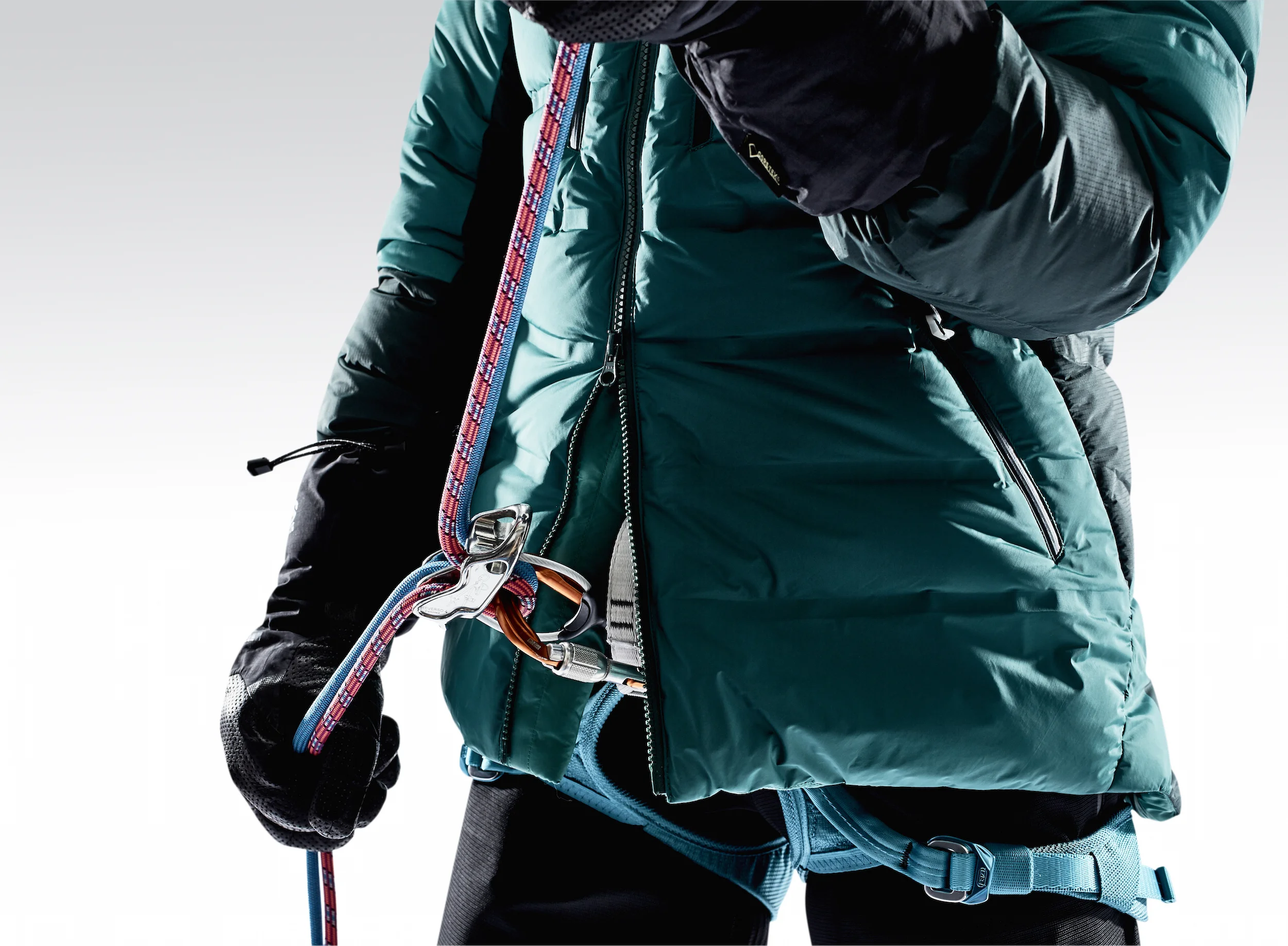 L6_NF00CFM2MWT_SUMMIT_WOMENS_detail_Bottom2WayZipper_6524 FINAL.jpg