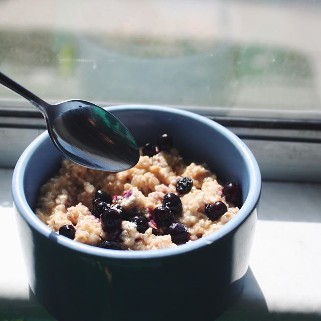 Add one scoop of SVF Whey Protein to your morning oatmeal for a boost! 
For Vanilla whey add blueberries and honey!
For Chocolate whey add nut butter and coconut syrup!
.
.
.
#oats#oatmealbowl#porridgebowl#porridgelover#peanutbutter#almondbutter#oats