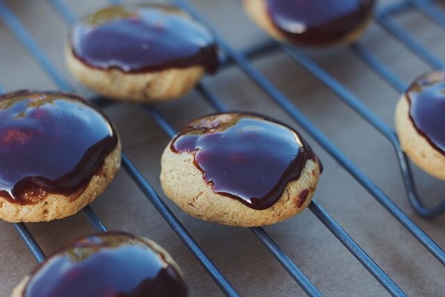 Reminiscing about these peanut butter protein cookies. So easy and delicious. 😍
.
.
.
#protien#peanutbutter#chocolatesauce#cheatday#vanillaprotien#supervitalfoods