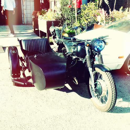 I'd like to ride this bmw bike with a dozen orange kittens in the side-car. 